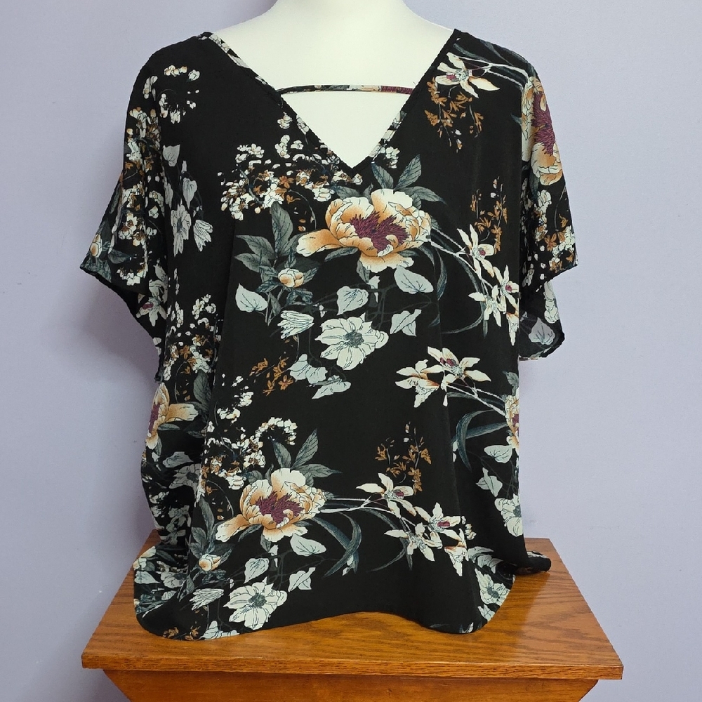 SHEIN Black Floral‎ V-Neck Top